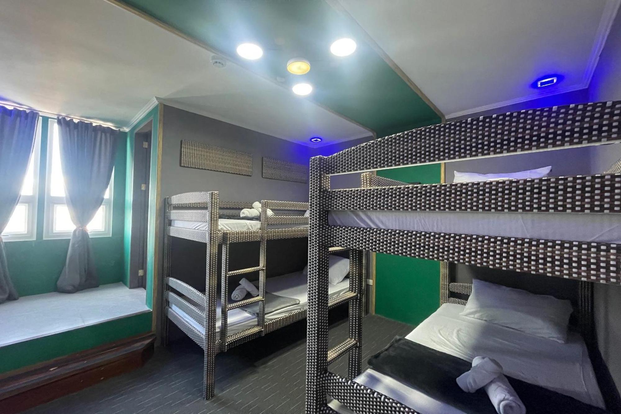 Attic Capsule Hotel Marigondon  Exterior foto